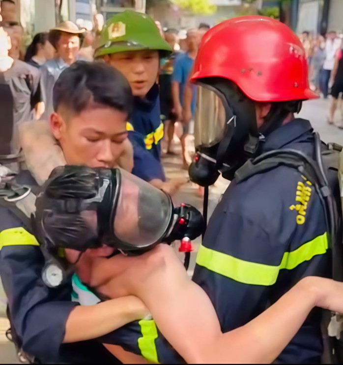 Người đàn ông nghi phóng hỏa, mắc kẹt trong căn nhà cháy- Ảnh 1. Người đàn ông nghi phóng hỏa, mắc kẹt trong căn nhà cháy- Ảnh 1.