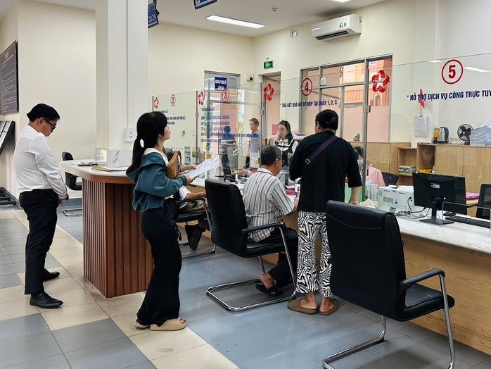 Những quầy hành chính còn sáng đèn - Ảnh 1.