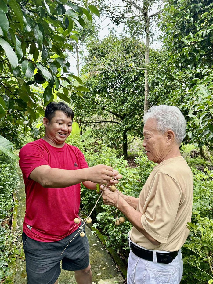 Nghệ sĩ sân khấu TP HCM viếng mộ nhà báo Nguyễn Văn Tuấn "Sáu Tuấn" - Ảnh 7.