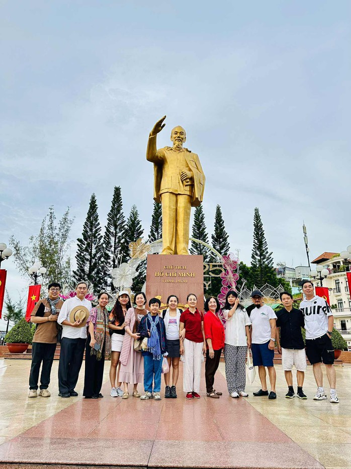 Tác giả "Vụ án Mã Ngưu" có thêm chất liệu sáng tác sau chuyến đi thực tế với nghệ sĩ TP HCM - Ảnh 1.