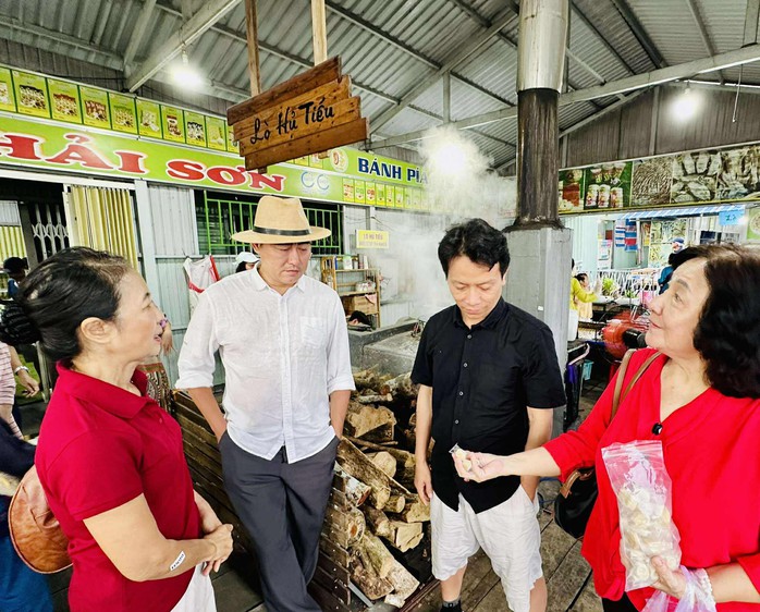 Tác giả "Vụ án Mã Ngưu" có thêm chất liệu sáng tác sau chuyến đi thực tế với nghệ sĩ TP HCM - Ảnh 6.