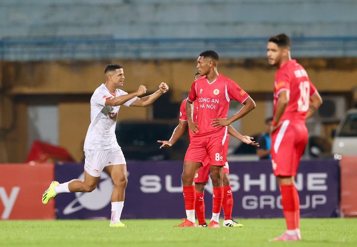 Tiền đạo Brazil gây ấn tượng với bàn thắng đầu tiên tại V-League 2025-2026 - Ảnh 1.