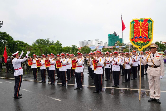 Phấn khích với màn Cảnh sát cơ động bắn súng trên lưng ngựa- Ảnh 2.