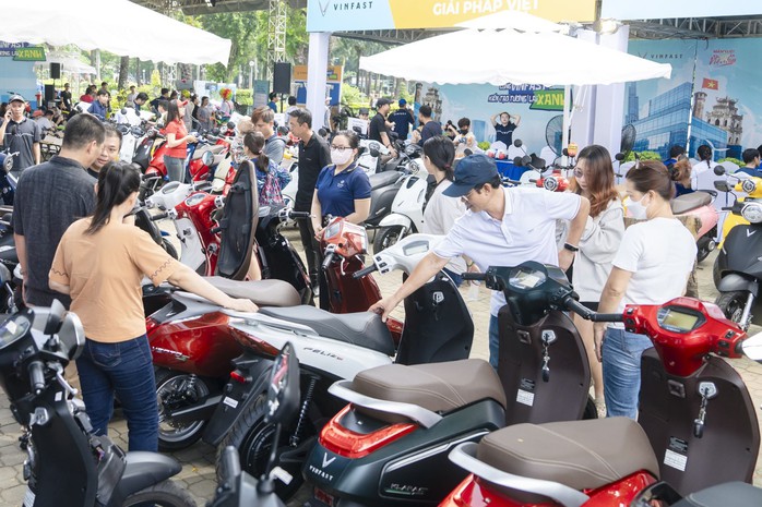 VinFast mang nhiều ưu đãi cho khách hàng đến sự kiện đổi xe máy xăng lấy xe máy điện trên cả nước- Ảnh 1. VinFast mang nhiều ưu đãi cho khách hàng đến sự kiện đổi xe máy xăng lấy xe máy điện trên cả nước- Ảnh 1.