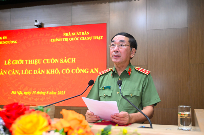 Bộ Công an giới thiệu sách "Lúc dân cần, lúc dân khó, có Công an"- Ảnh 1.