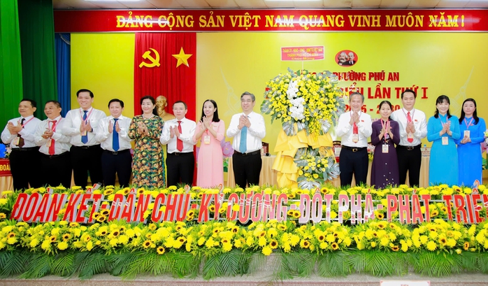 Nguyên Chủ tịch nước Nguyễn Minh Triết dự Đại hội Đại biểu Đảng bộ phường Phú An- Ảnh 2.