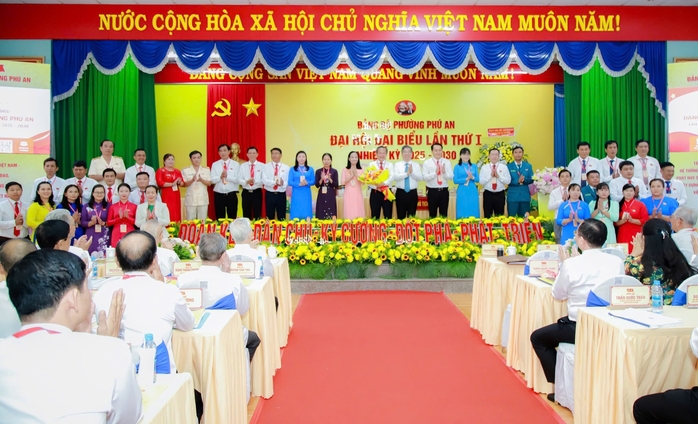Nguyên Chủ tịch nước Nguyễn Minh Triết dự Đại hội Đại biểu Đảng bộ phường Phú An- Ảnh 5.