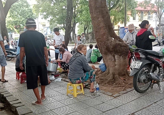 Quán bún vỉa hè ở Huế bị kiểm tra vì có "xô nước thần kỳ" giúp rửa bát siêu nhanh- Ảnh 1.