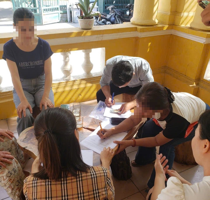 Quán bún vỉa hè ở Huế bị kiểm tra vì có "xô nước thần kỳ" giúp rửa bát siêu nhanh- Ảnh 2.