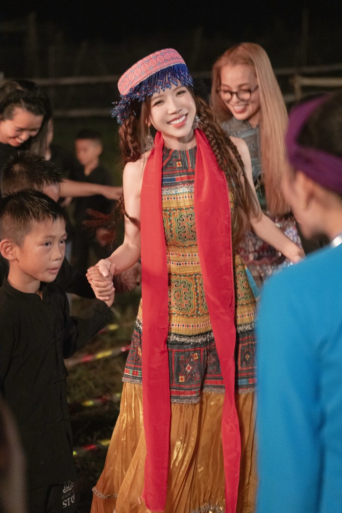 Trang Pháp ấn tượng với "Mãi là người Việt Nam"   - Ảnh 1.