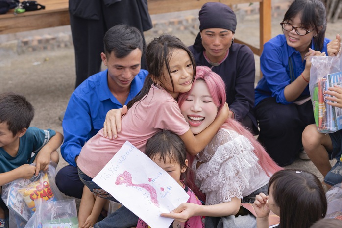 Trang Pháp ấn tượng với "Mãi là người Việt Nam"   - Ảnh 4.