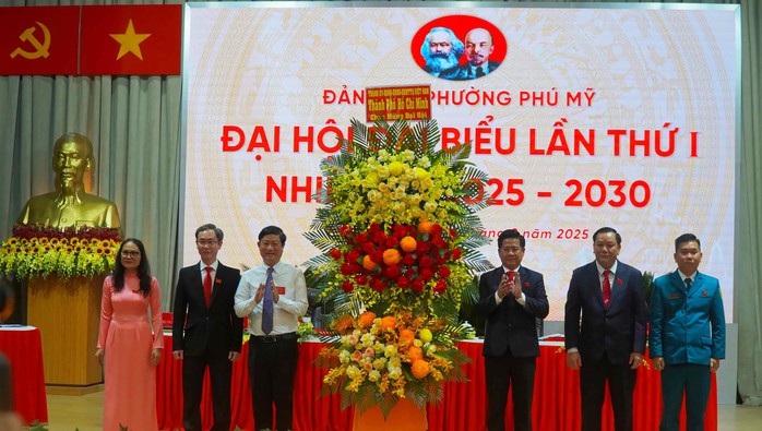 Ra mắt Ban Chấp hành Đảng bộ, Ban Thường vụ Đảng ủy phường Phú Mỹ- Ảnh 1.