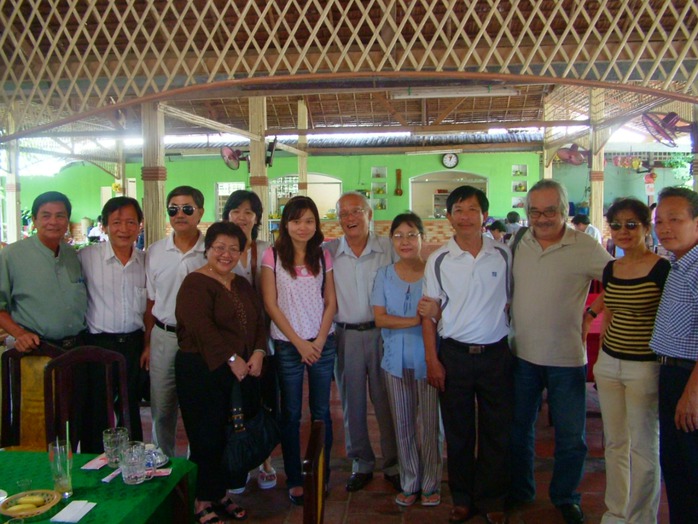 Nghệ sĩ sân khấu TP HCM viếng mộ nhà báo Nguyễn Văn Tuấn "Sáu Tuấn" - Ảnh 3.