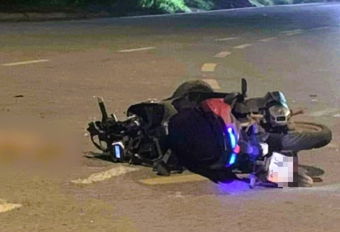 Xe máy "kẹp 3" va chạm ô tô, 2 nữ sinh 16 tuổi thương vong- Ảnh 1.