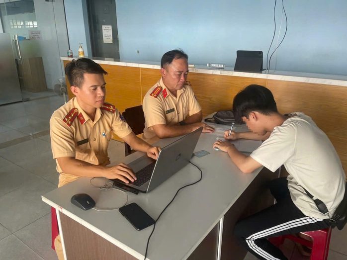 CSGT TP HCM đưa ra thông điệp nóng sau hàng loạt thanh niên "làm xiếc" trên đường- Ảnh 1.