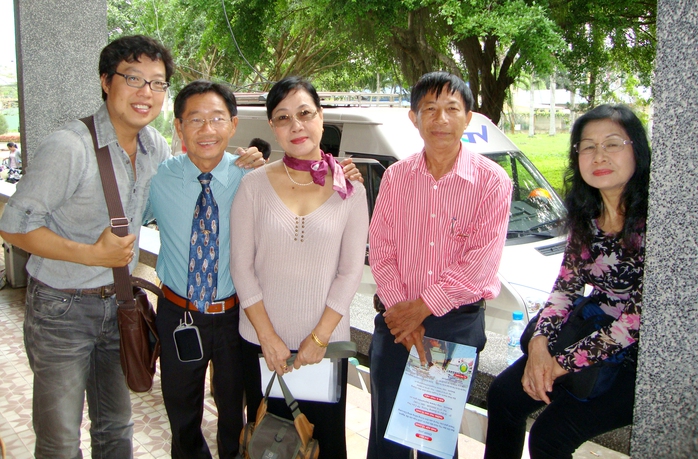 Nghệ sĩ sân khấu TP HCM viếng mộ nhà báo Nguyễn Văn Tuấn "Sáu Tuấn" - Ảnh 1.