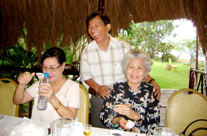 Nghệ sĩ sân khấu TP HCM viếng mộ nhà báo Nguyễn Văn Tuấn "Sáu Tuấn" - Ảnh 5.