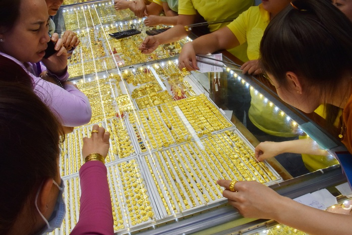 Giá vàng miếng SJC tiếp tục tăng nhanh , giảm chậm Bất chấp giá thế giới lao dốc - Ảnh 2.