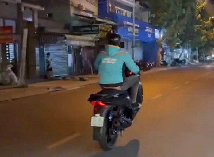 CSGT TP HCM đưa ra thông điệp nóng sau hàng loạt thanh niên "làm xiếc" trên đường- Ảnh 3.