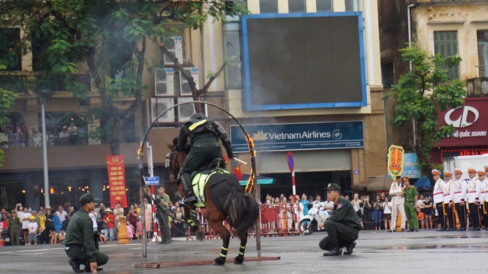 Phấn khích với màn Cảnh sát cơ động bắn súng trên lưng ngựa- Ảnh 10.