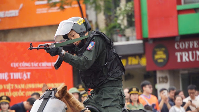 Phấn khích với màn Cảnh sát cơ động bắn súng trên lưng ngựa- Ảnh 7.