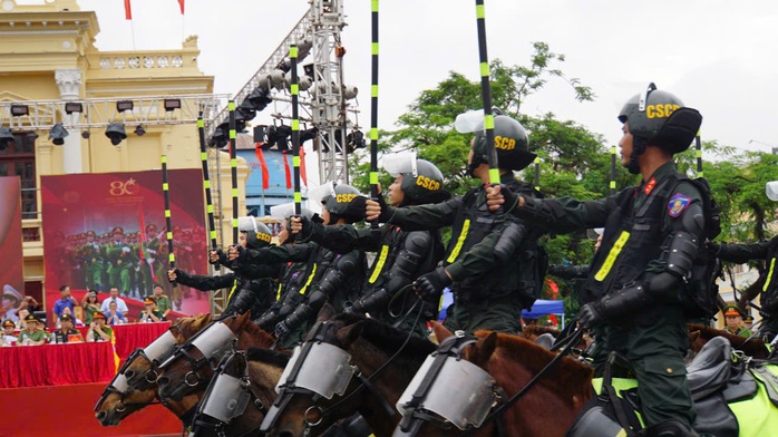 Phấn khích với màn Cảnh sát cơ động bắn súng trên lưng ngựa- Ảnh 4.