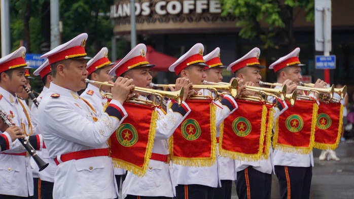 Phấn khích với màn Cảnh sát cơ động bắn súng trên lưng ngựa- Ảnh 3.