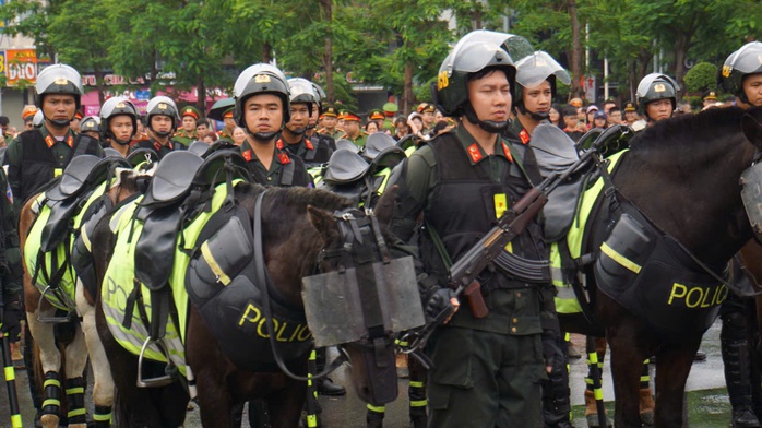 Phấn khích với màn Cảnh sát cơ động bắn súng trên lưng ngựa- Ảnh 6.