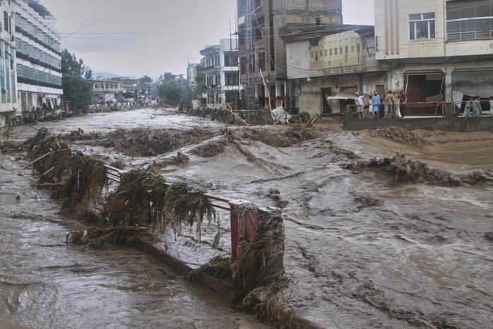 Lũ quét, sạt lở gây thiệt hại kinh hoàng ở Pakistan, Ấn Độ - Ảnh 1.