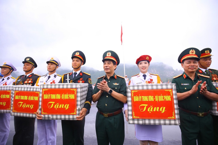 Đại tướng Phan Văn Giang động viên lực lượng diễu binh, diễu hành trong cơn mưa tầm tã- Ảnh 2.