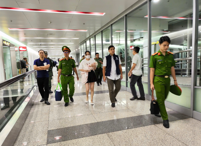Vụ Mr Pips: Cảnh sát dẫn giải vợ Mr Hunter từ Thái Lan về Việt Nam- Ảnh 1.