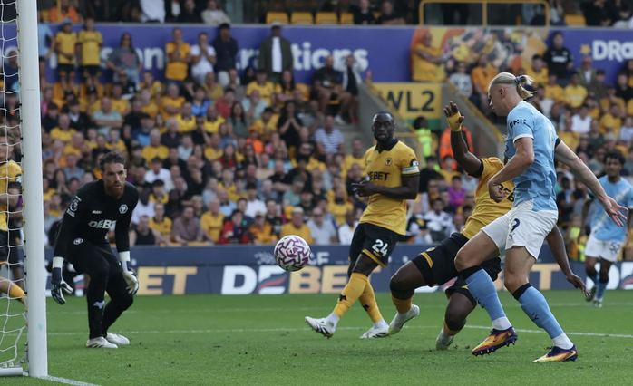 Man City đại thắng 4-0 tại "hang sói", độc chiếm đỉnh bảng Ngoại hạng - Ảnh 2.