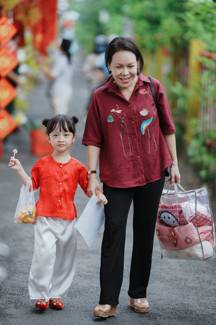 Việt Hương, Hồng Đào đồng loạt "lên chức" bà ngoại - Ảnh 6.