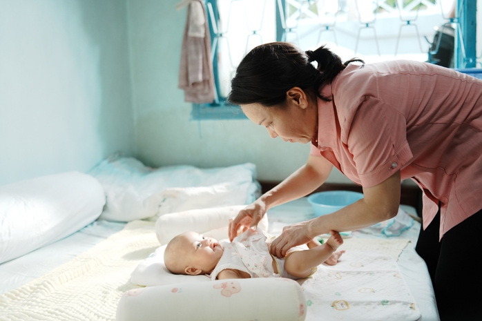 Việt Hương, Hồng Đào đồng loạt "lên chức" bà ngoại - Ảnh 2.
