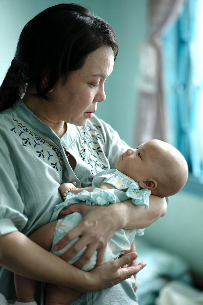 Việt Hương, Hồng Đào đồng loạt "lên chức" bà ngoại - Ảnh 1.