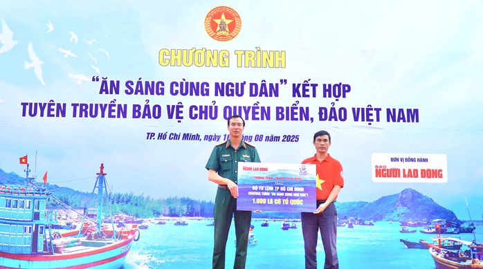 Ấm áp hình ảnh bộ đội ăn sáng cùng ngư dân tại xã Long Hải, TP HCM - Ảnh 6.