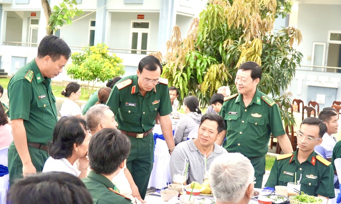 Ấm áp hình ảnh bộ đội ăn sáng cùng ngư dân tại xã Long Hải, TP HCM - Ảnh 2.