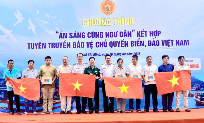 Ấm áp hình ảnh bộ đội ăn sáng cùng ngư dân tại xã Long Hải, TP HCM - Ảnh 7.