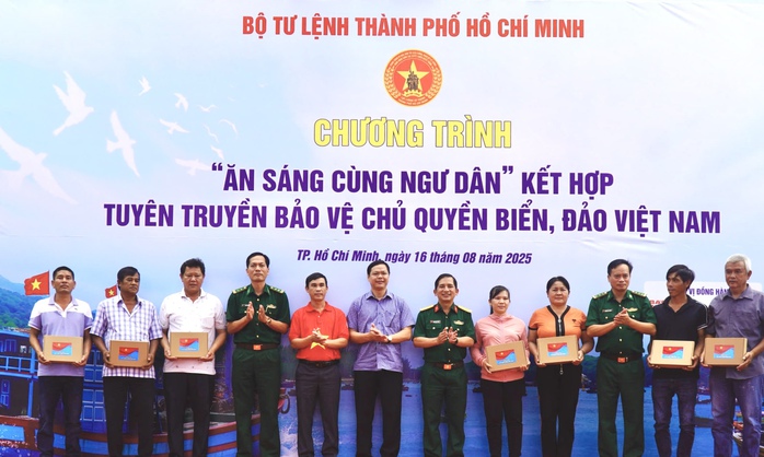 Ấm áp hình ảnh bộ đội ăn sáng cùng ngư dân tại xã Long Hải, TP HCM - Ảnh 5.