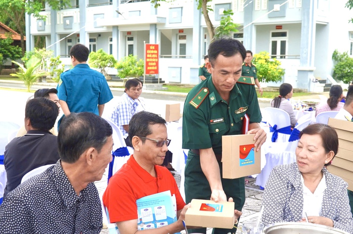 Ấm áp hình ảnh bộ đội ăn sáng cùng ngư dân tại xã Long Hải, TP HCM - Ảnh 12.