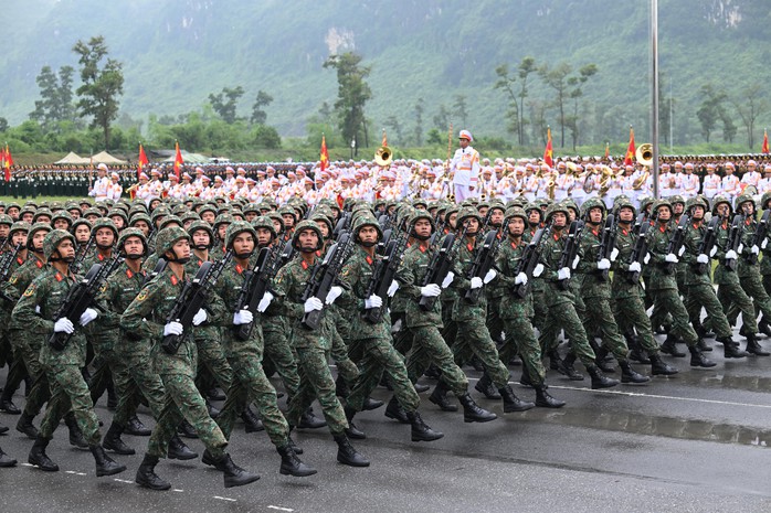 VIDEO: Hơn 16.000 cán bộ, chiến sĩ hợp luyện diễu binh, diễu hành dưới trời mưa tầm tã- Ảnh 8.