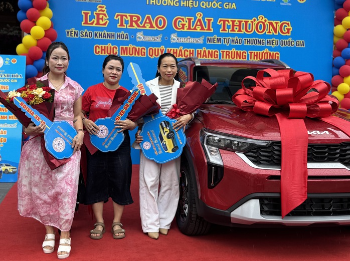 Mua Yến sào Khánh Hoà, nữ khách hàng ở Huế vỡ òa khi
trúng xe hơi - Ảnh 2.