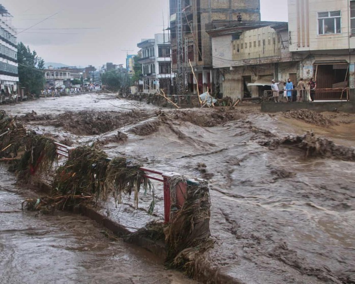 Lũ quét khủng khiếp, gần 200 người chết ở Pakistan, trực thăng cứu hộ gặp nạn- Ảnh 1.