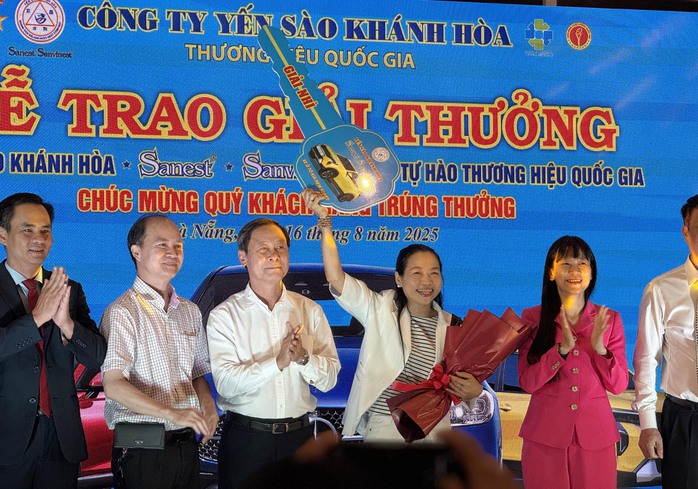 Mua Yến sào Khánh Hoà, nữ khách hàng ở Huế vỡ òa khi
trúng xe hơi - Ảnh 1.