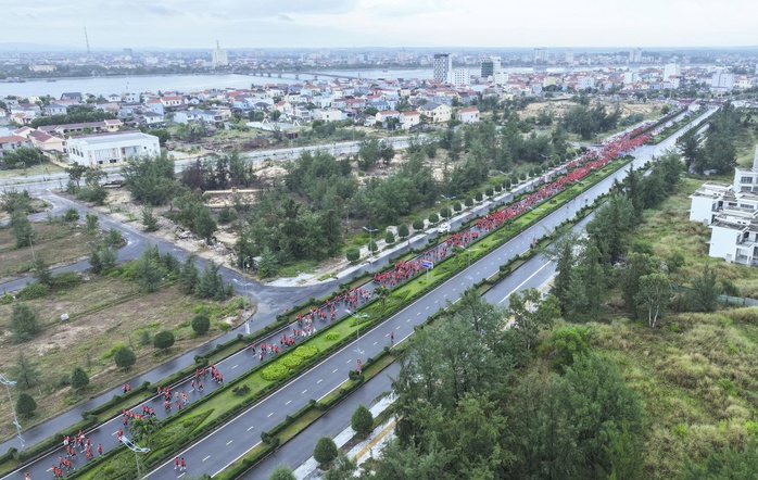 Hơn 5.000 người Quảng Trị cùng cả nước đi bộ "Cùng Việt Nam tiến bước"- Ảnh 4.