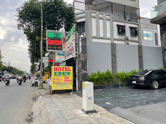Điều tra vụ cắt cổ bạn trai Tại khách sạn ở TP HCM: Mâu thuẫn tình cảm nghiêm trọng - Ảnh 1.