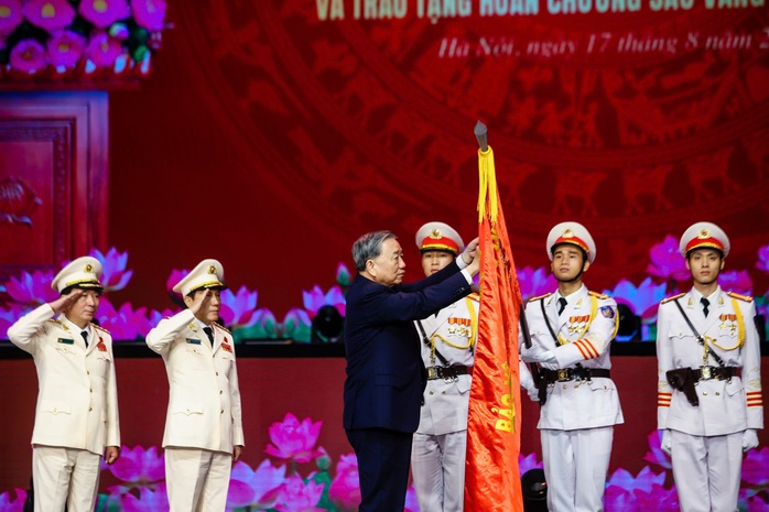 Lực lượng Công an nhân dân đón nhận Huân chương Sao Vàng lần thứ 5- Ảnh 1. Lực lượng Công an nhân dân đón nhận Huân chương Sao Vàng lần thứ 5- Ảnh 1.