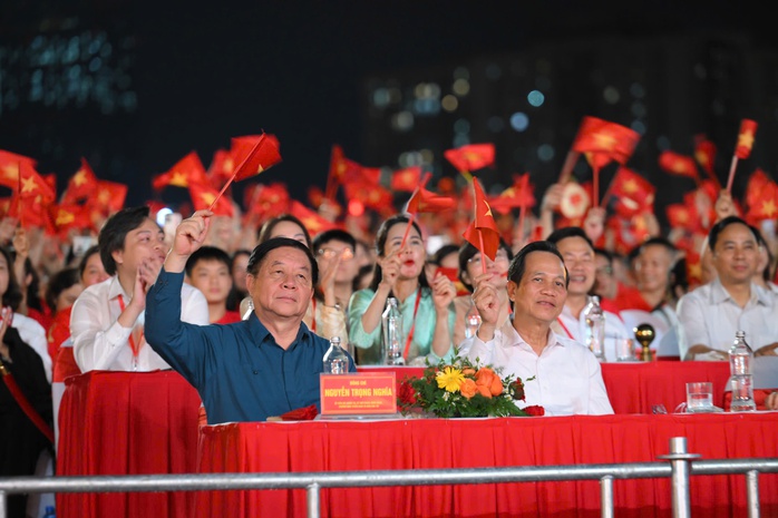 Hàng vạn khán giả sống trong không khí hào hùng "Tự hào là người Việt Nam"- Ảnh 1. Hàng vạn khán giả sống trong không khí hào hùng "Tự hào là người Việt Nam"- Ảnh 1.
