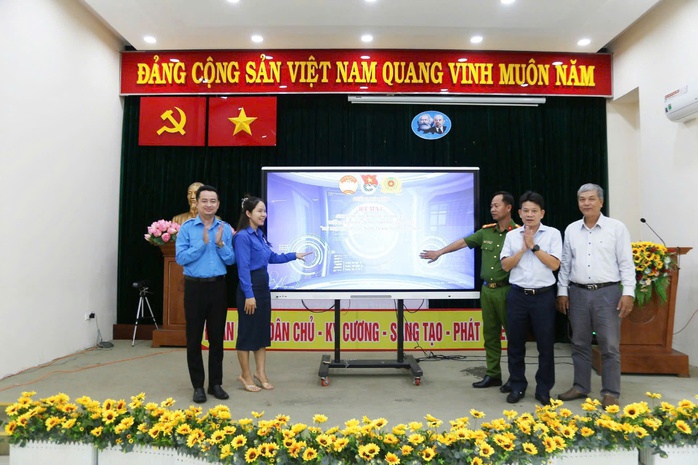 "Một chạm" tra cứu đầy đủ thông tin khu phố - Ảnh 1. "Một chạm" tra cứu đầy đủ thông tin khu phố - Ảnh 1.