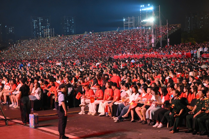 Hàng vạn khán giả sống trong không khí hào hùng "Tự hào là người Việt Nam"- Ảnh 3. Hàng vạn khán giả sống trong không khí hào hùng "Tự hào là người Việt Nam"- Ảnh 3.